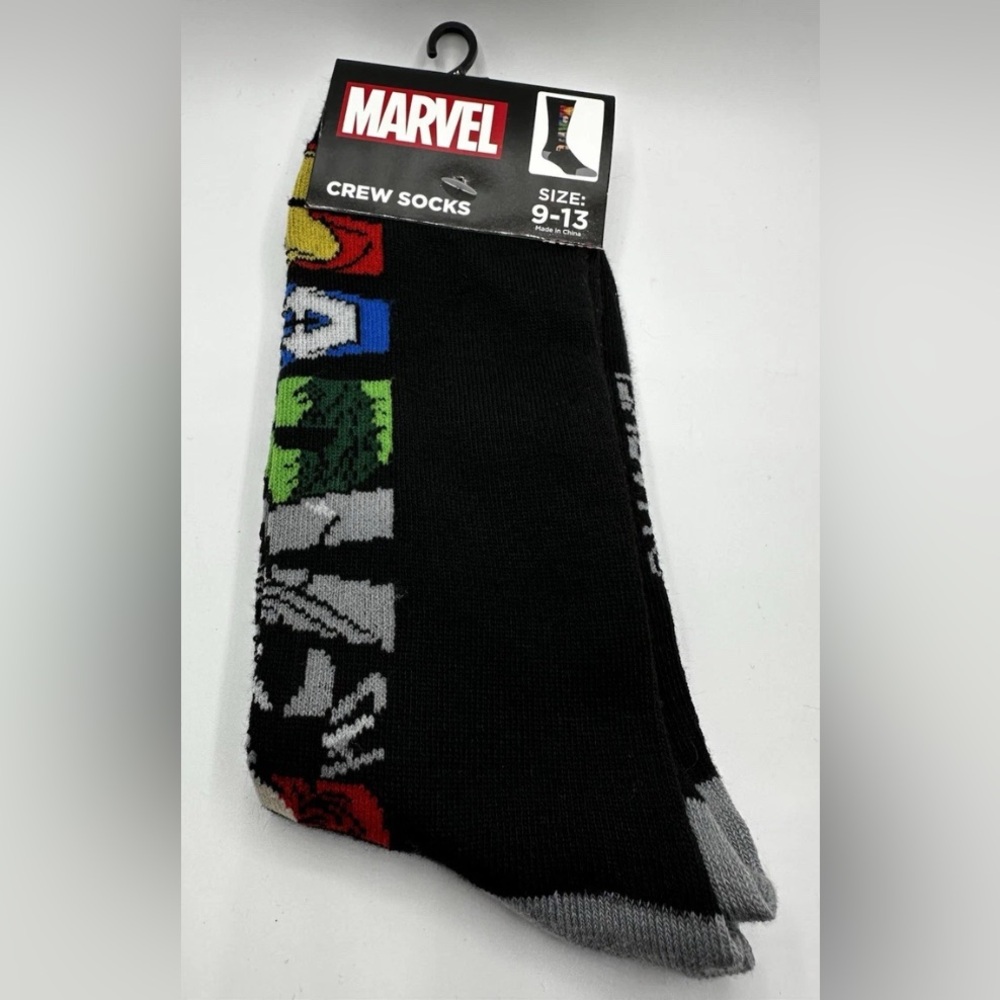 1 Pair Marvel Graphic Crew Socks NWT